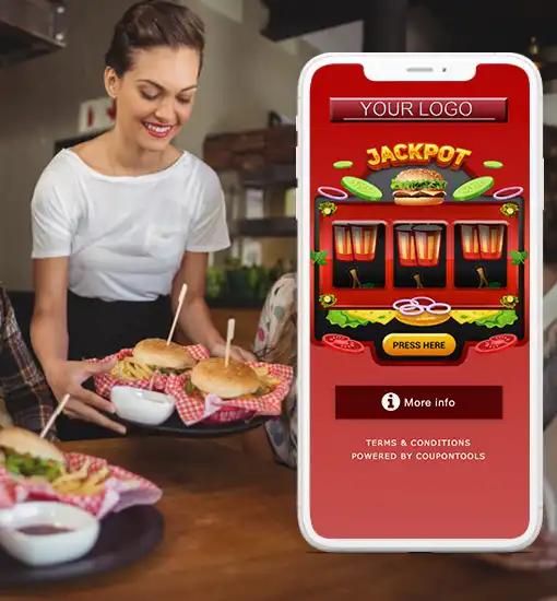 Cupón de Máquina Tragamonedas Digitales para restaurantes en el celular mientras la persona está sirviendo la comida.